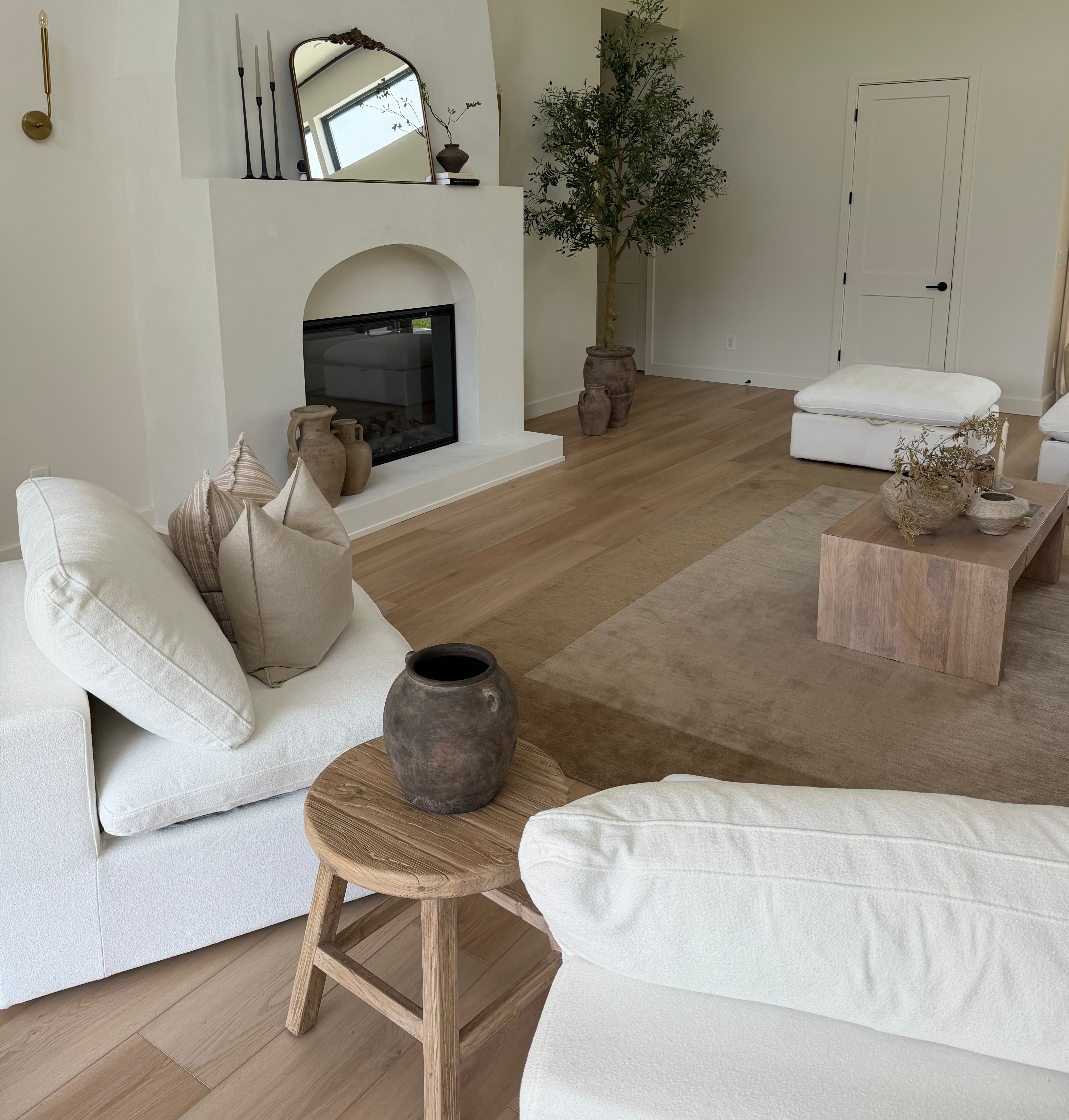 Tuomo Round Side Table